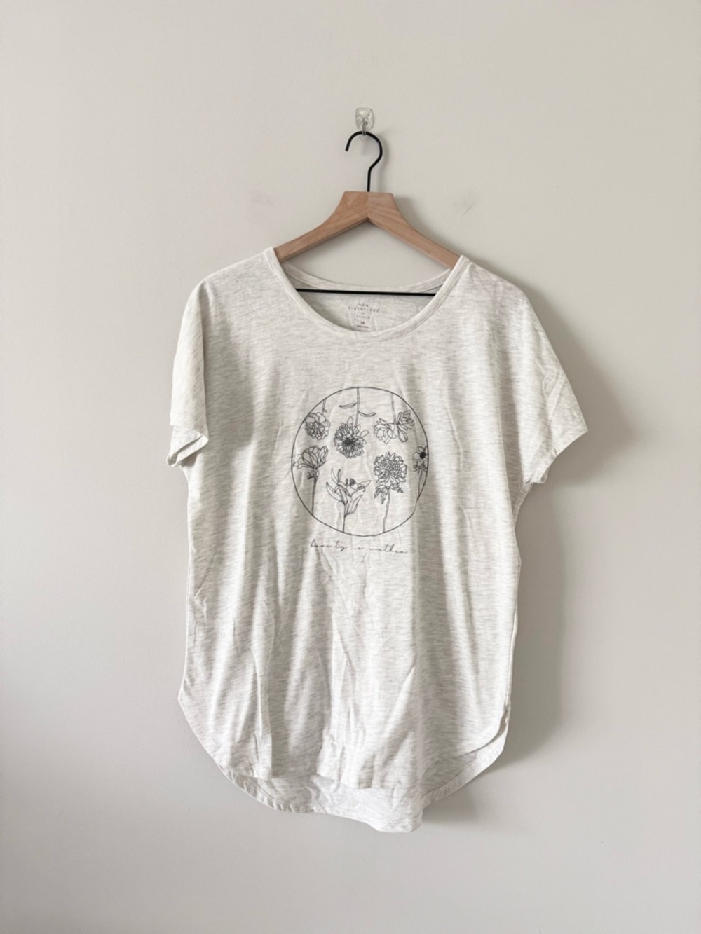 NWT New Directions BELK Light Gray Floral Cotton Blend Graphic Tee Size M